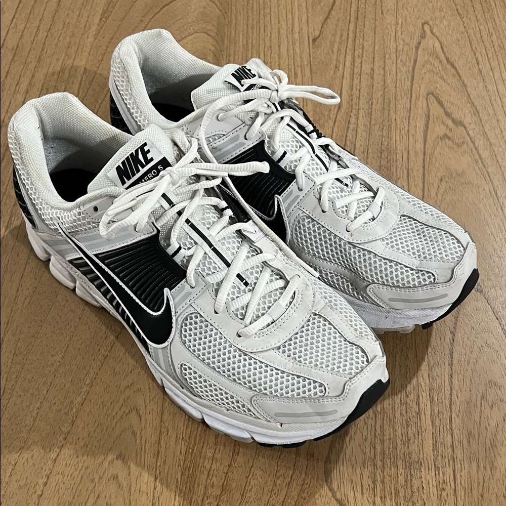 Nike Men's Vomero 5- Size 12.5US Black/White/Platinum Tint